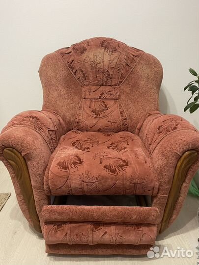 Угловой диван и кресло