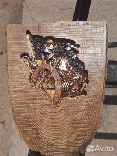 Резные картины из дерева пират