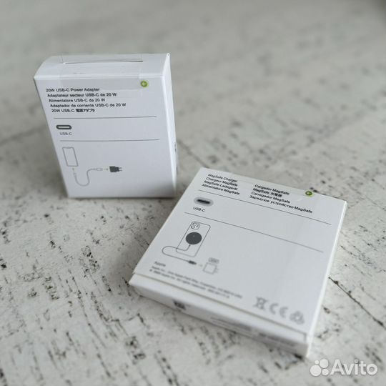 Блок Apple USB-C 20W и беспроводная зарядка Apple