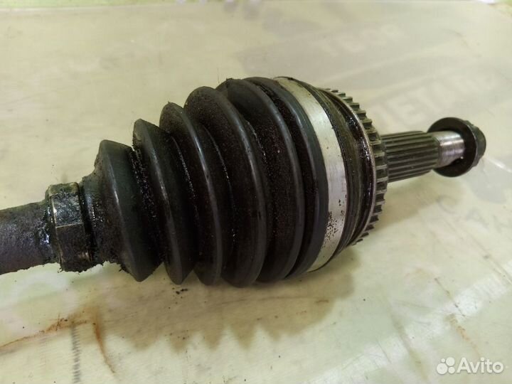 Ось привод шрус передний правый Toyota Matrix