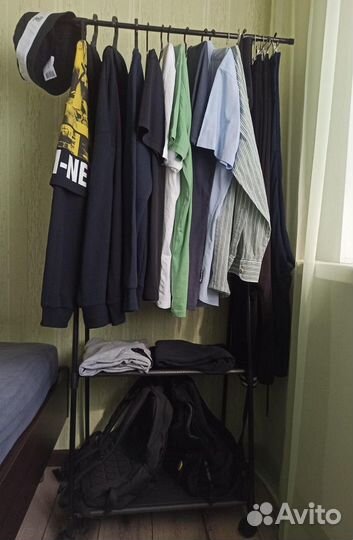 Напольная вешалка для одежды на колесах