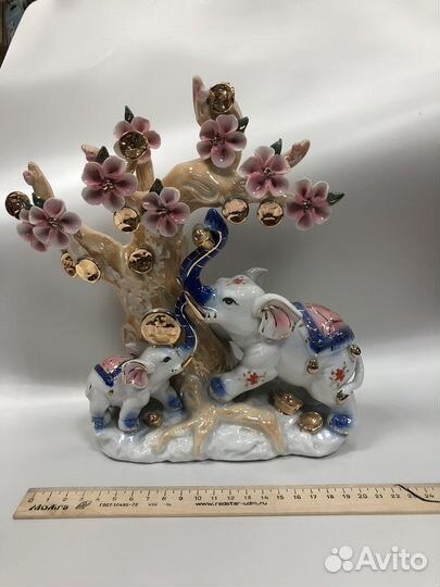 Фарфоровая статуэтка слоны