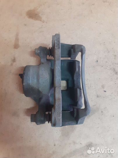 Суппорт передний правый Mitsubishi Galant 8