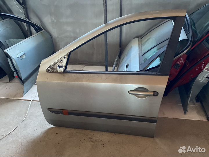 Рено Лагуна 2 передняя левая дверь