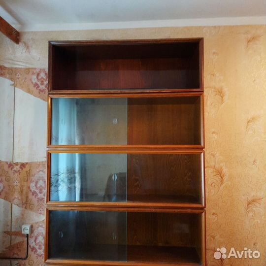 Книжные полки со стеклом