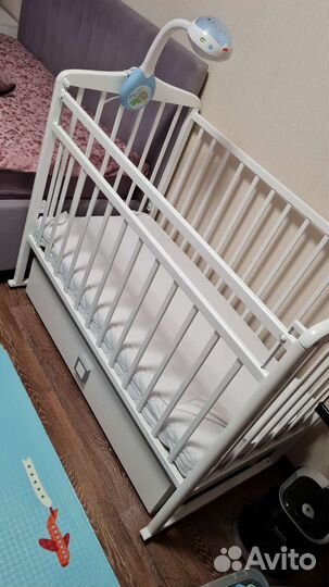 Детская кроватка с маятником и ящиком