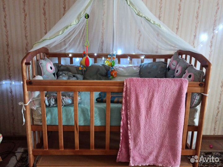 Детская кроватка с маятником и ящиком