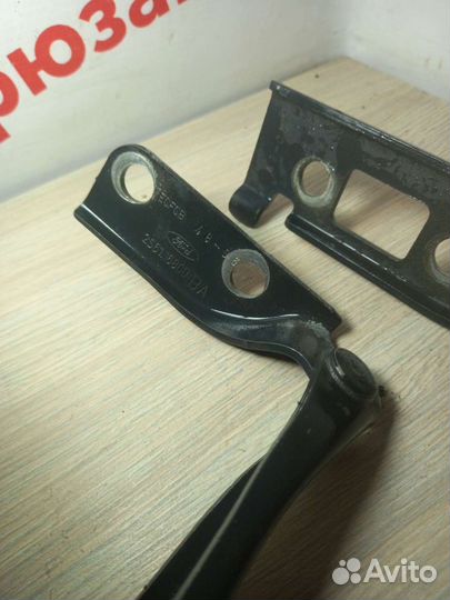 Петля капота Ford Fusion