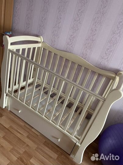 Кровать детская с маятником