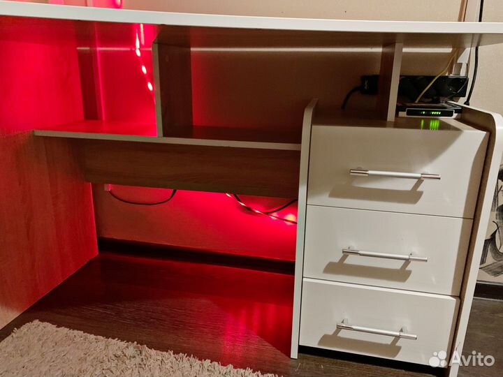 Угловой письменный стол с полками