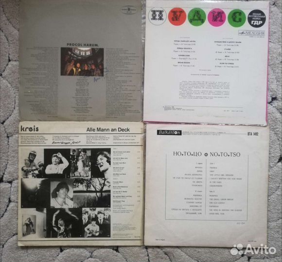 Виниловые пластинки на подставке