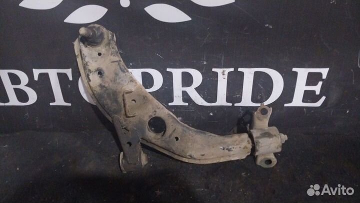 Передний правый нижний рычаг крепления Mazda 626