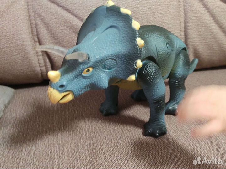 Динозавр Трицератопс с пультом управления