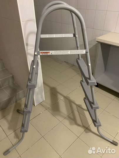 Лесенка в бассейн