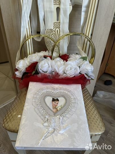 Скамья, альбом, тапочки, лента, пылесос