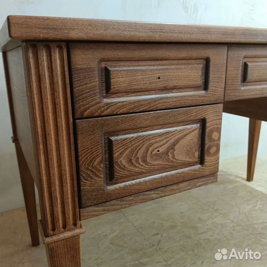 Письменный стол с кожаной вставкой