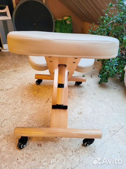 Стул коленный на колёсах для школьника