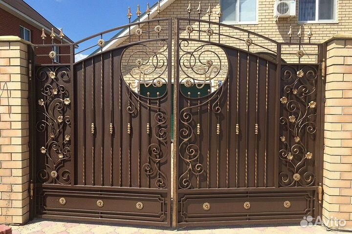 Распашные кованые ворота
