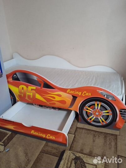 Детская кровать машина