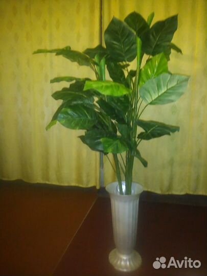 Большой искусственный цветок в напольной вазе