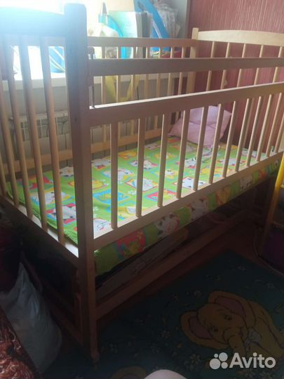 Детская кроватка с маятником