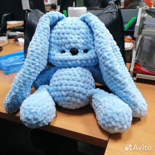 Плюшевый заяц вязаный