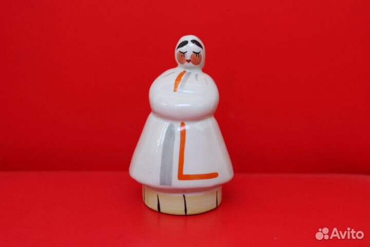 Фарфоровая Статуэтка «тетка в тулупе» Городница