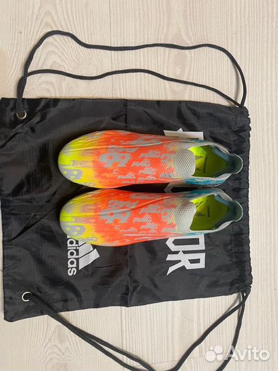 Футбольные бутсы adidas