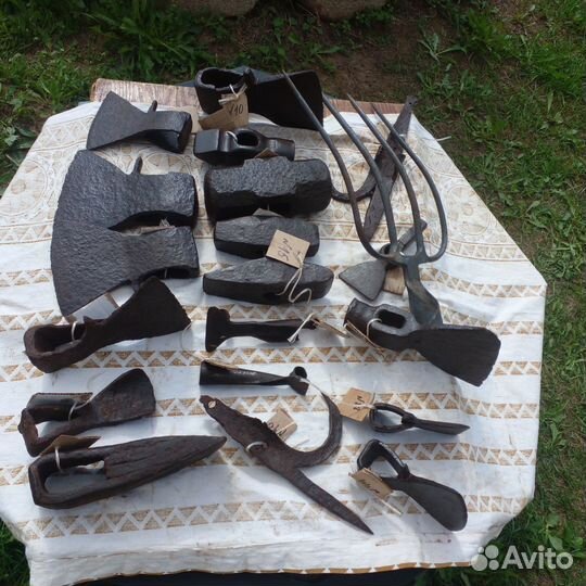 Старинный инструмент топор кувалда