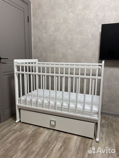 Детская кроватка с маятником