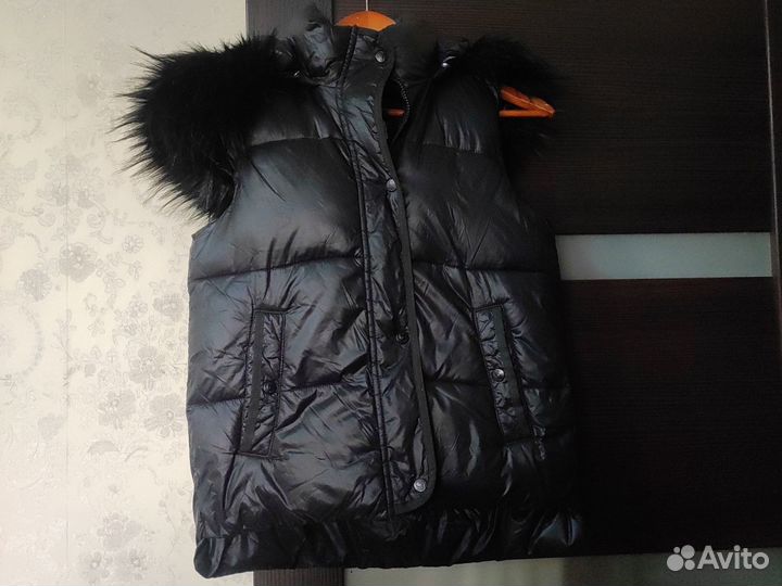 Жилет теплый с капюшоном