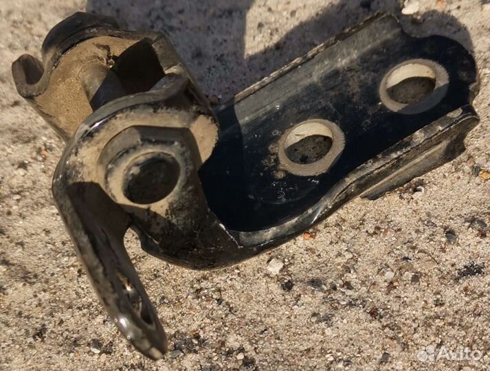 Петля задней левой двери нижняя Lend Cruiser 100