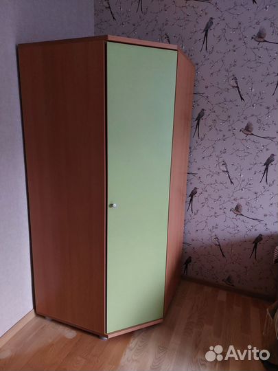 Угловой шкаф платяной