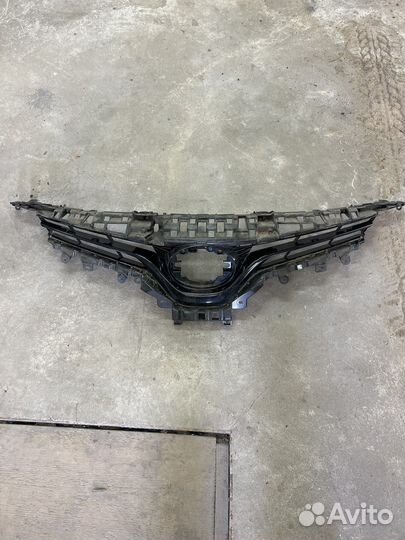 Решетка радиатора Toyota Camry V70