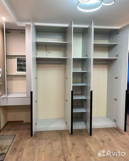 Узкий шкаф