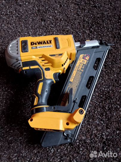 Пистолет DeWalt DCN 692