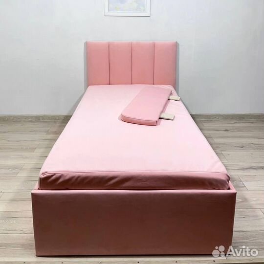 Детская кровать с мягкой спинкой