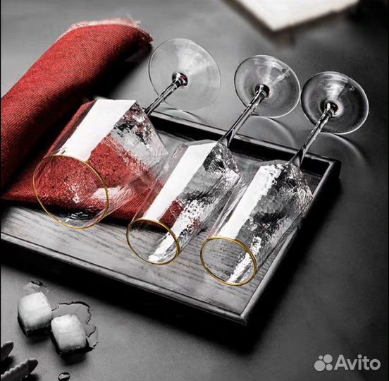 Бокалы на ножке для вина шампанского