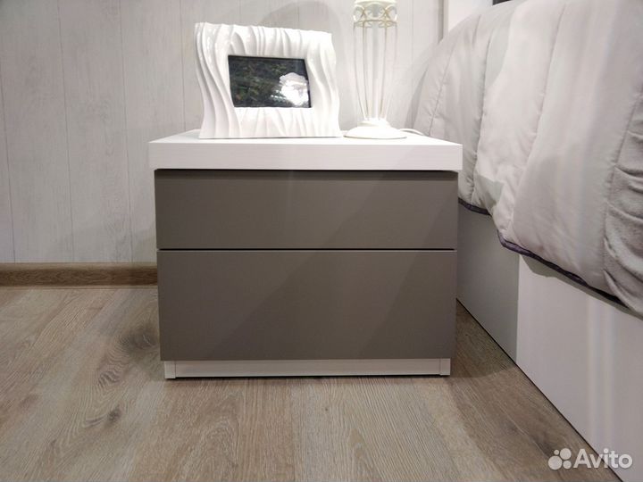 Тумба прикроватная