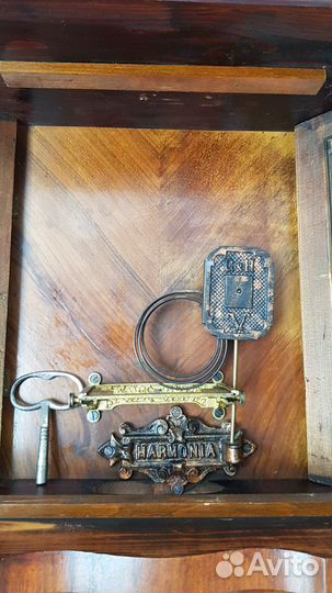 Настенные консольные часы с четвертным боем