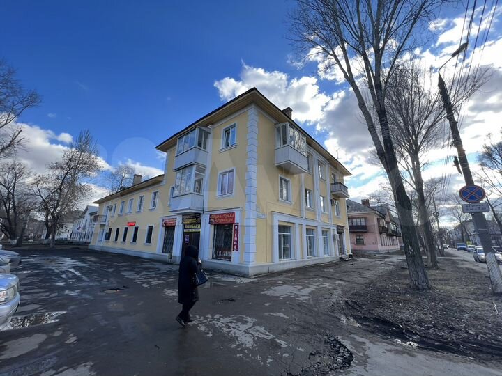 Помещение 380 м² с 4-мя входами в ряду сетевых маг