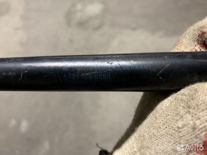 Газовый упор капота Bmw E90 амортизатор е90