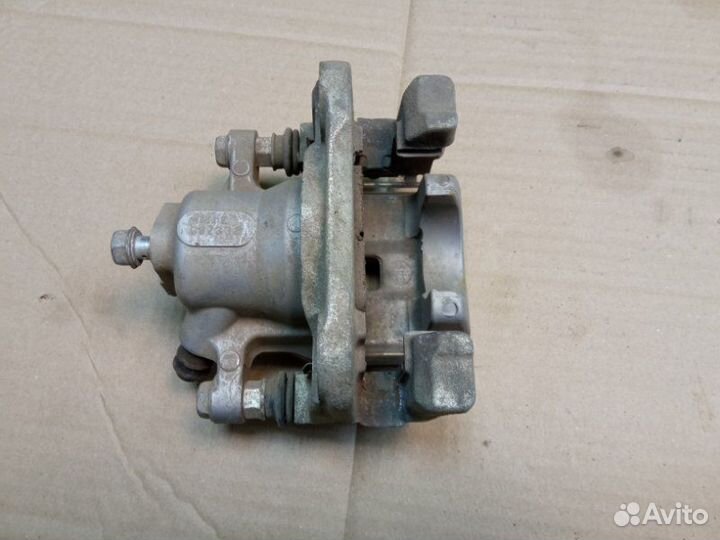 Суппорт задний правый Toyota Camry 50 2011-2017