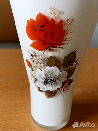 Вазочка. Цветы. Молочное стекло. Ранний СССР