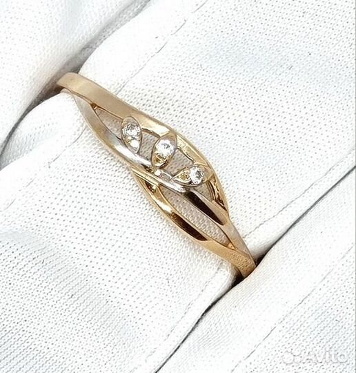 Золотое кольцо с камнем 19р