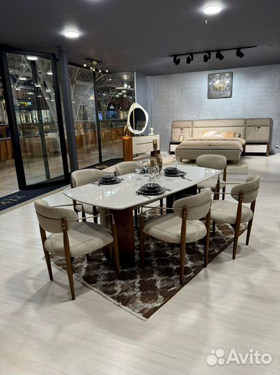 Стол обеденный. В наличии
