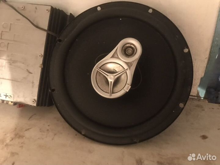 Сабвуфер и усилитель в автомобиль