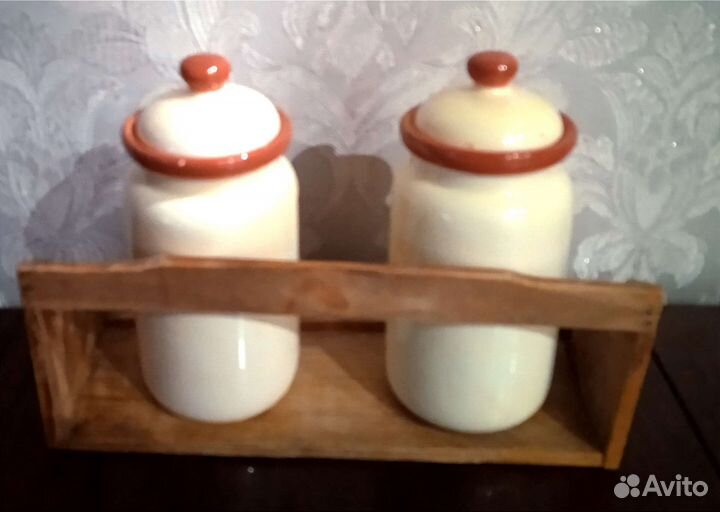 Ёмкости для хранения на подставке