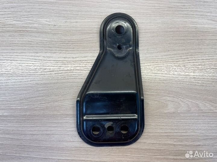 Кронштейн подрамника передний правый Volkswagen