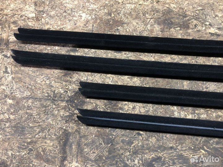 Уплотнитель стекла двери Bmw X5